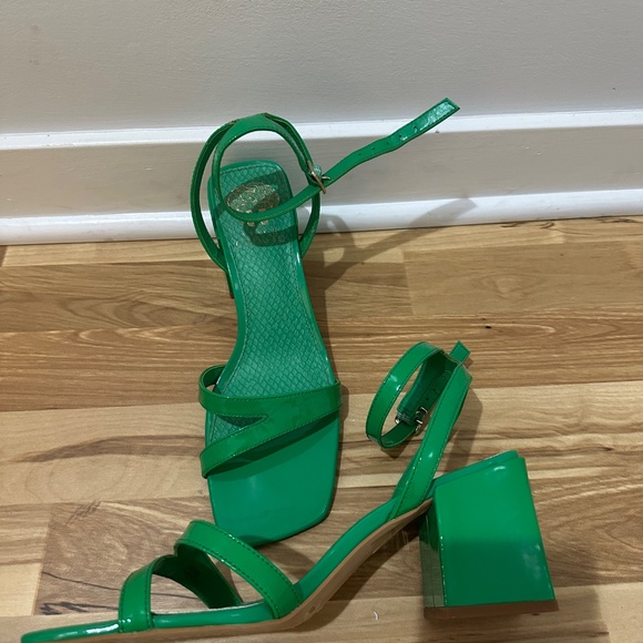 Kelly green Vince Camuto heels - Picture 2 of 4